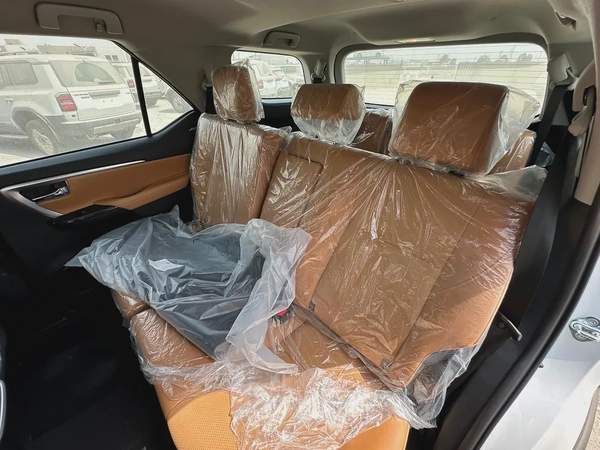 2025 TOYOTA FORTUNER 4.0 V BLACK | BEIGE