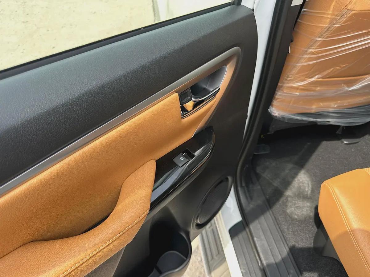 2025 TOYOTA FORTUNER 4.0 V BLACK | BEIGE-10-10