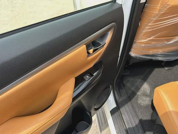 2025 TOYOTA FORTUNER 4.0 V BLACK | BEIGE
