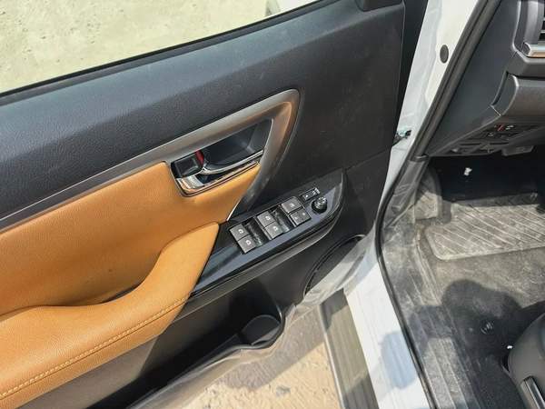 2025 TOYOTA FORTUNER 4.0 V BLACK | BEIGE