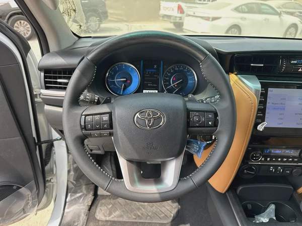2025 TOYOTA FORTUNER 4.0 V BLACK | BEIGE