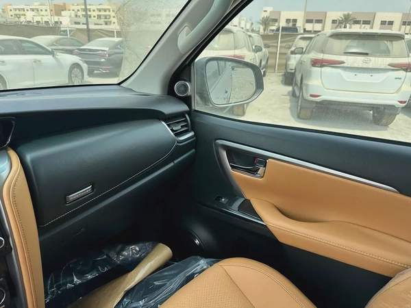 2025 TOYOTA FORTUNER 4.0 V BLACK | BEIGE