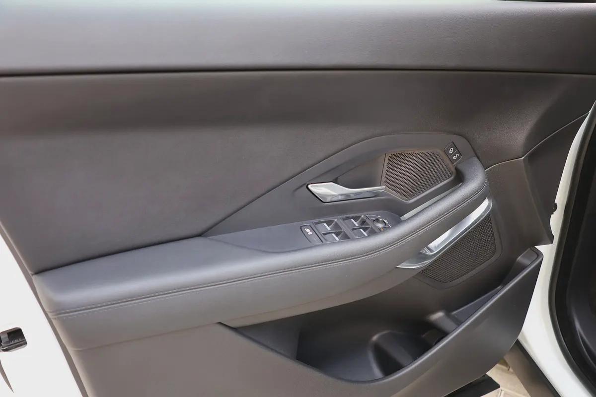 JAGUAR E-PACE P200 AWD ( S PLUS ) - GCC SPECS - ACCIDENT FREE - UNDER WARRANTY --10-10