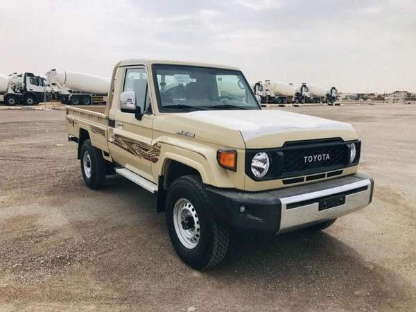 Toyota Land Cruiser Pick Up 6 CYLINDERS MANUAL AVAILABLE DIESEL AND PETROL