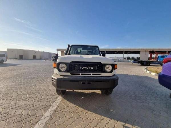 Toyota Land Cruiser Pick Up 6 CYLINDERS MANUAL AVAILABLE DIESEL AND PETROL