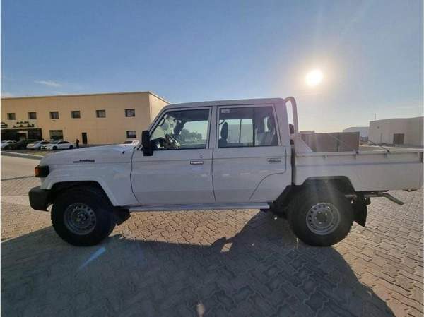 Toyota Land Cruiser Pick Up 6 CYLINDERS MANUAL AVAILABLE DIESEL AND PETROL