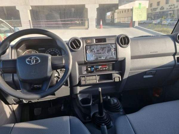 Toyota Land Cruiser Pick Up 6 CYLINDERS MANUAL AVAILABLE DIESEL AND PETROL