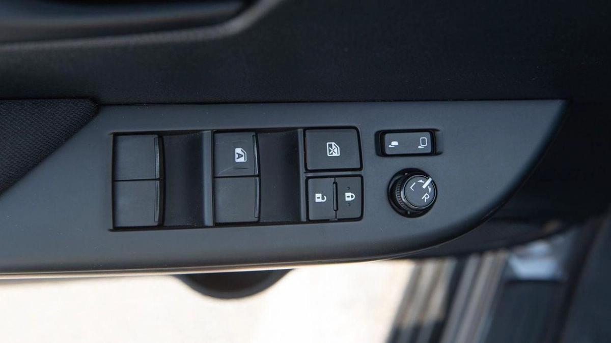 Toyota Hilux HILUX 2.4L AT DIESEL-18-18
