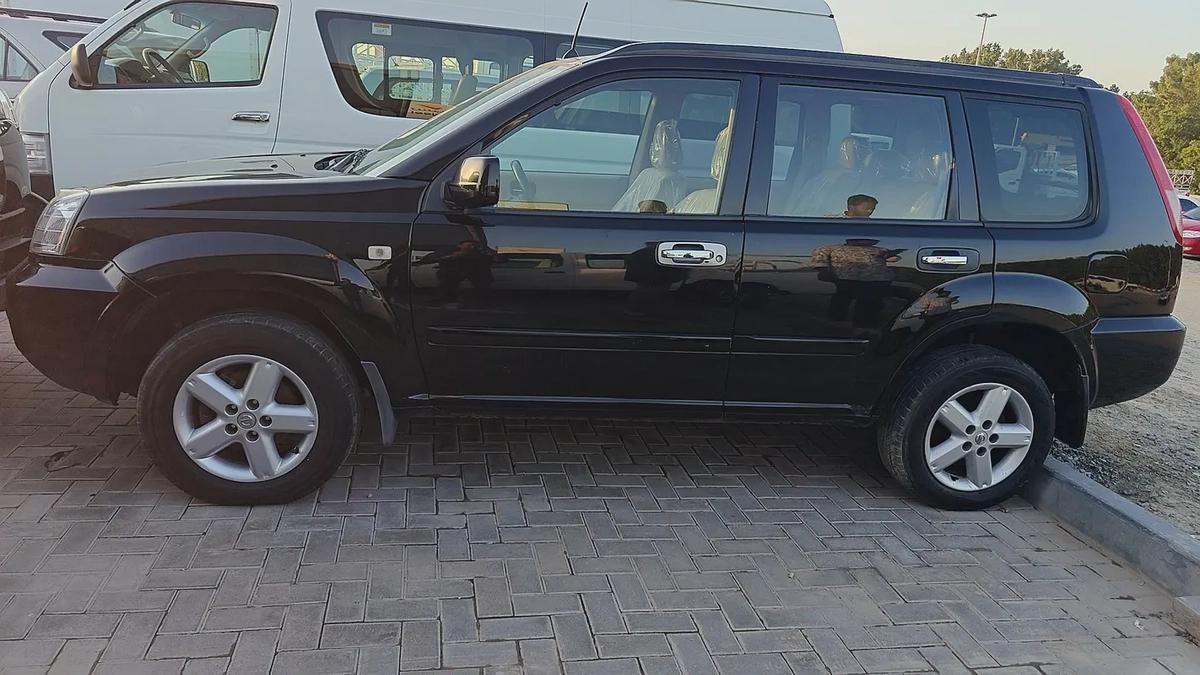 Nissan X-Trail GCC Spec 2010, 211,345 KMS, well-maintained, reliable engine, smooth drive. Spacious-3-3