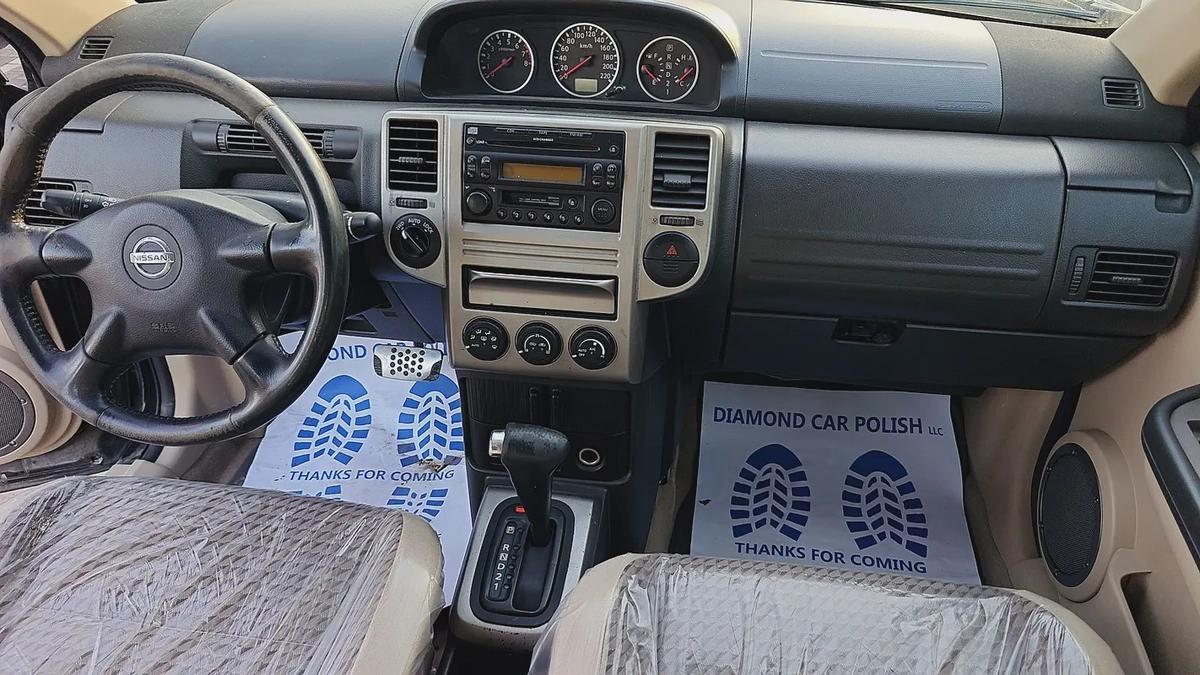 Nissan X-Trail GCC Spec 2010, 211,345 KMS, well-maintained, reliable engine, smooth drive. Spacious-6-6