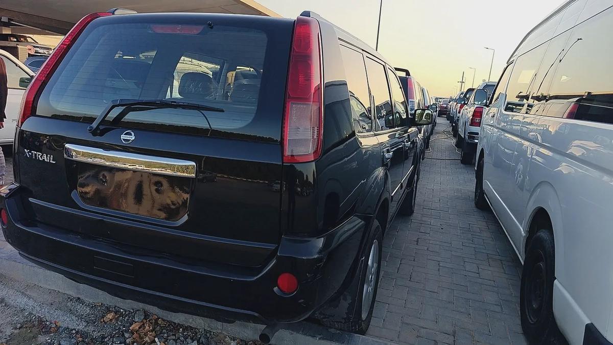 Nissan X-Trail GCC Spec 2010, 211,345 KMS, well-maintained, reliable engine, smooth drive. Spacious-7-7