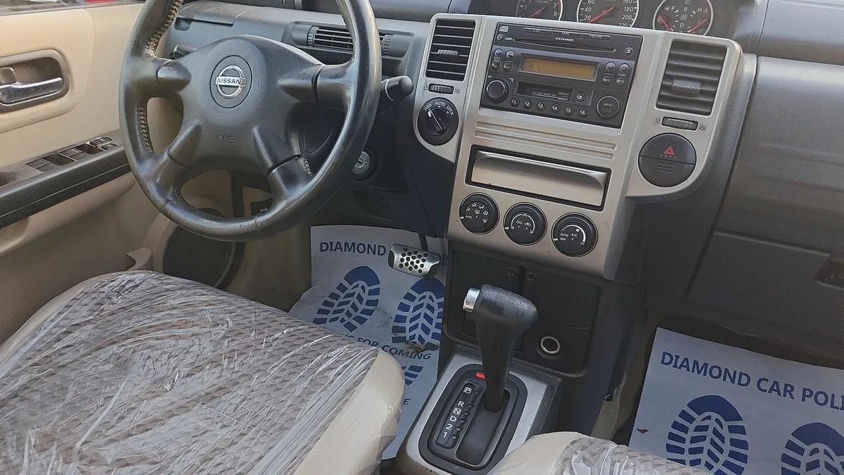 Nissan X-Trail GCC Spec 2010, 211,345 KMS, well-maintained, reliable engine, smooth drive. Spacious-8-8