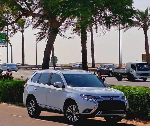 744-Monthly l GCC l 4WD , Cruise, Camera l Accident Free | Excellent Condition