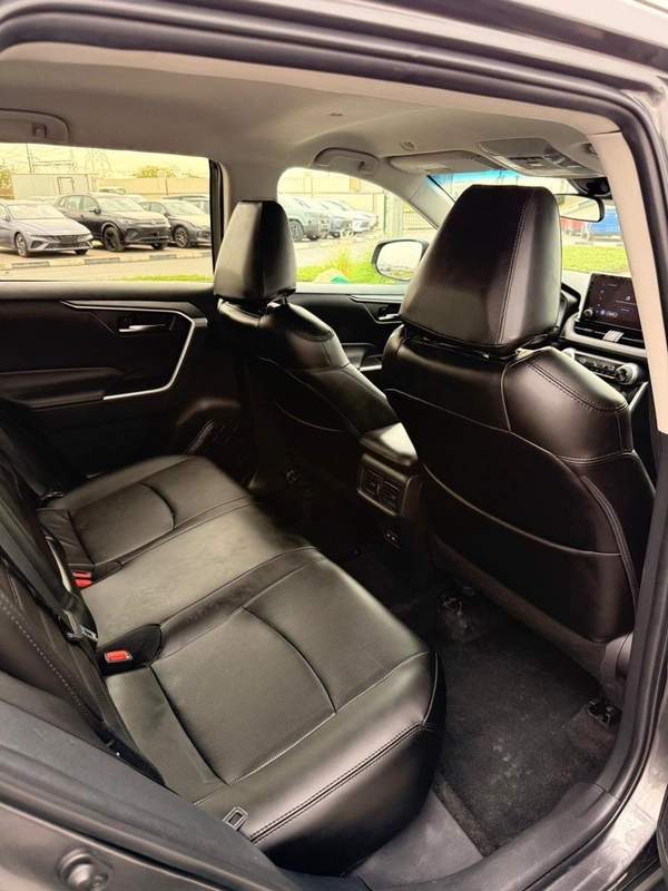 Toyota RAV4 XLE 2.5L push start 2024