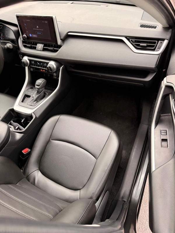 Toyota RAV4 XLE 2.5L push start 2024