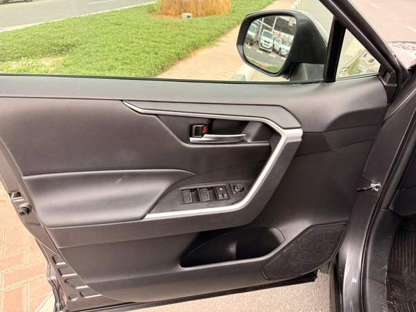 Toyota RAV4 XLE 2.5L push start 2024