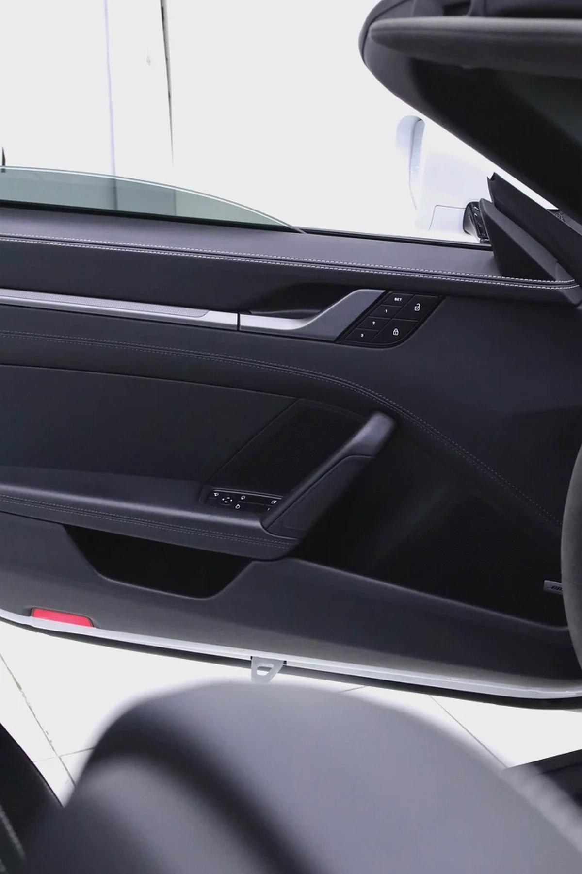PORSCHE 911 TARGA 4s + WARRANTY TILL JAN 2027 + MAJOR SERVICE RECENTLY DONE WITH PORSCHE-12-12