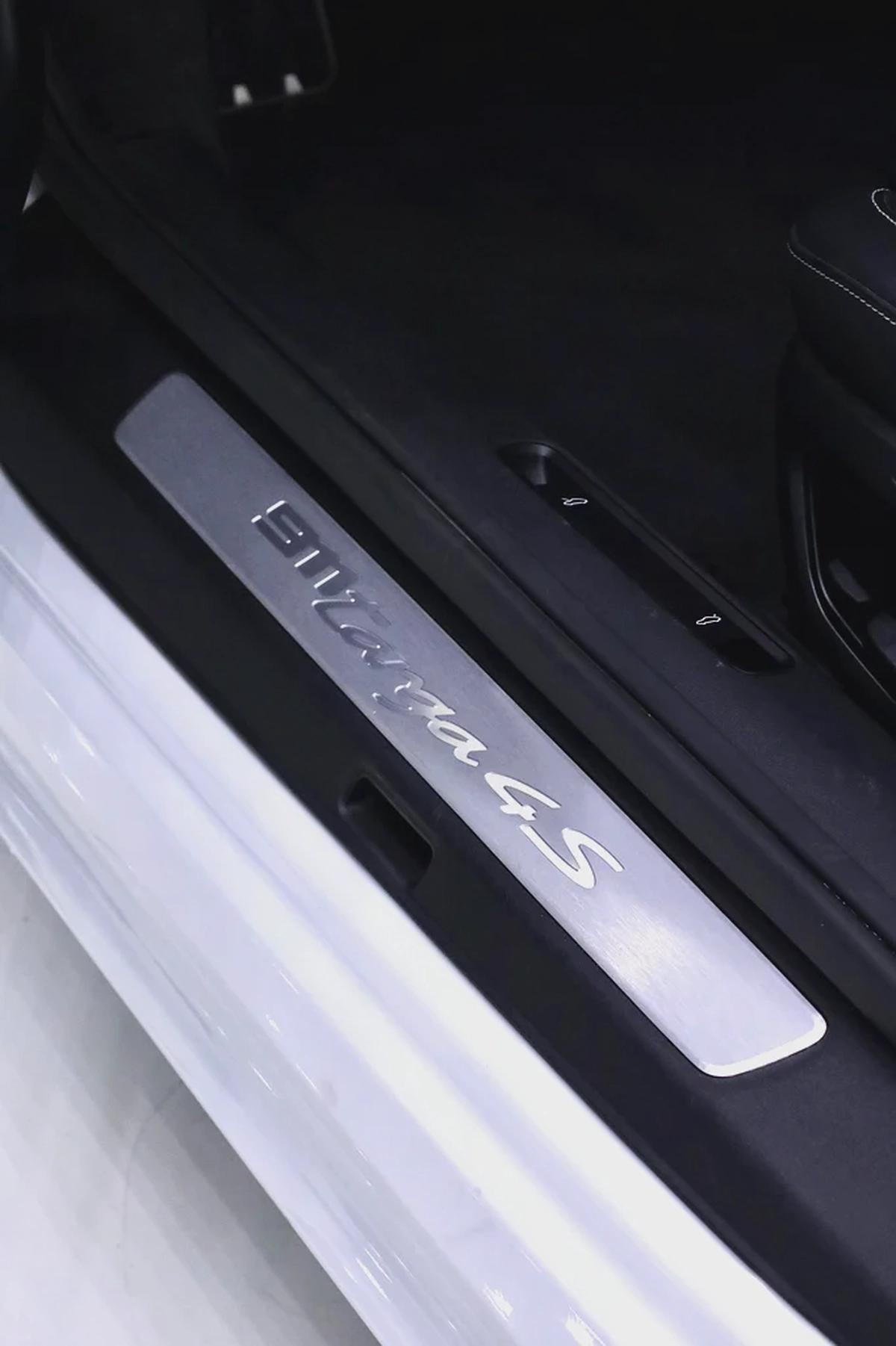 PORSCHE 911 TARGA 4s + WARRANTY TILL JAN 2027 + MAJOR SERVICE RECENTLY DONE WITH PORSCHE-18-18