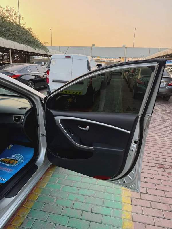 HYUNDAI ELANTRA H.B 2.0L