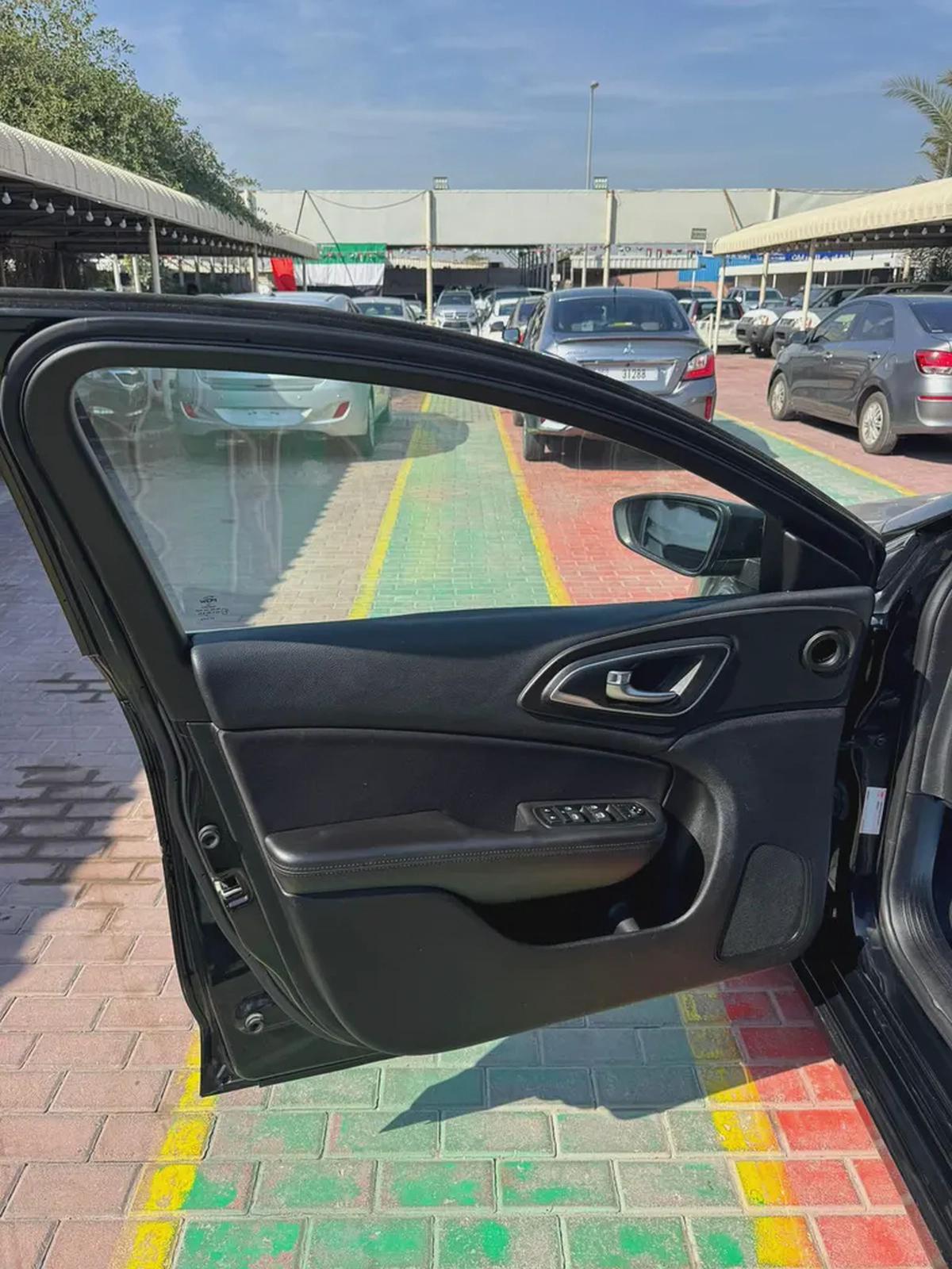 Chrysler 200 200C 2015 - American Specs - GCC Resale-10-10