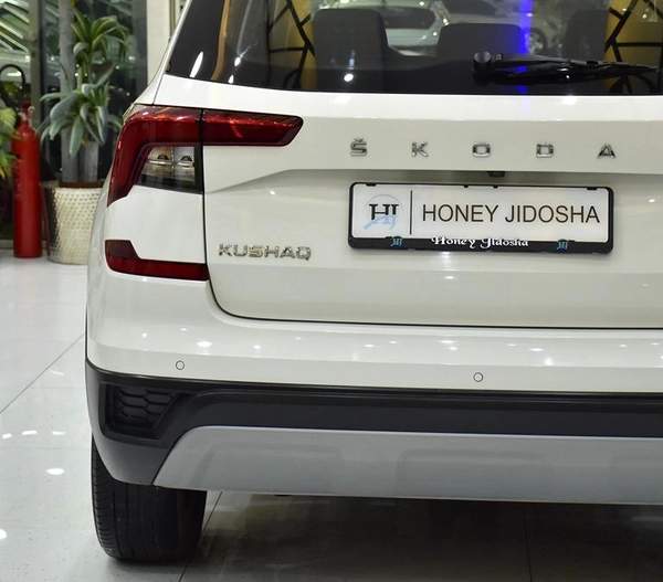 Skoda Kushaq ( 2023 Model ) in White Color GCC Specs
