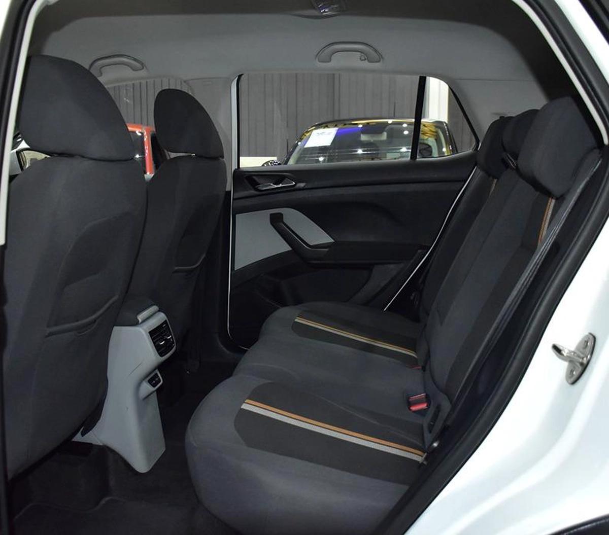 Skoda Kushaq ( 2023 Model ) in White Color GCC Specs-5-5