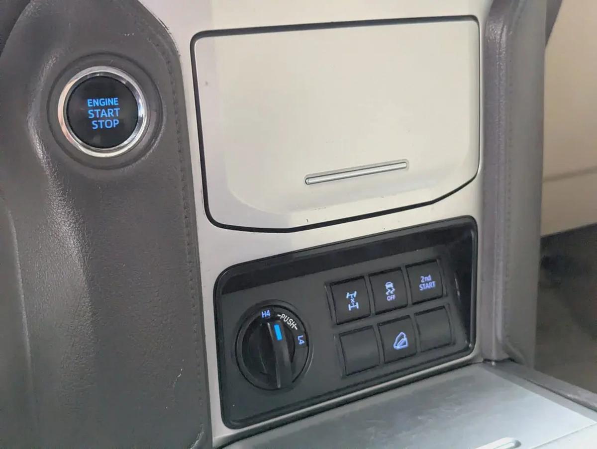 TOYOTA PRADO 2018 GCC V6 4.0L IN EXCELLENT CONDITION-10-10