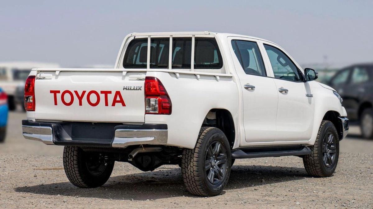 Toyota Hilux MID OPTION PETROL 2.7 AT-4-4