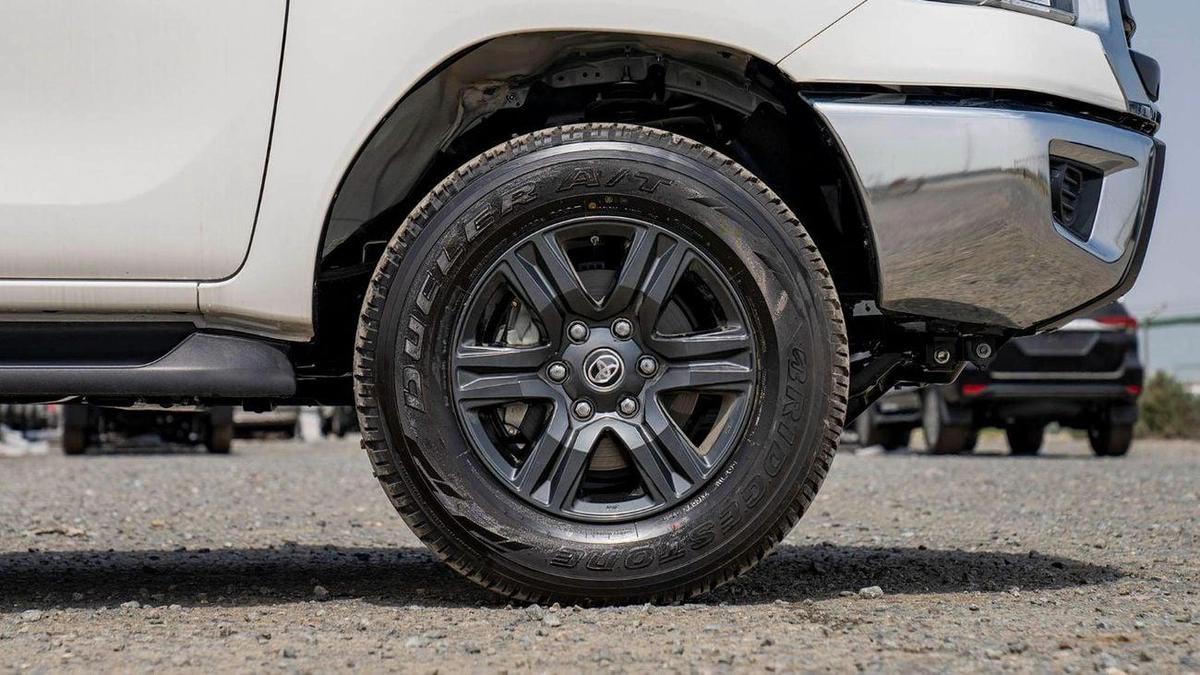Toyota Hilux MID OPTION PETROL 2.7 AT-10-10