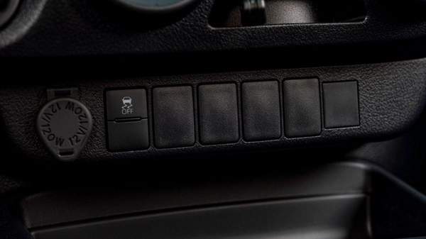 Toyota Hilux MID OPTION PETROL 2.7 AT