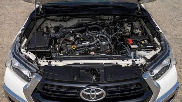 Toyota Hilux MID OPTION PETROL 2.7 AT
