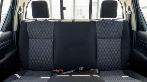 Toyota Hilux MID OPTION PETROL 2.7 AT