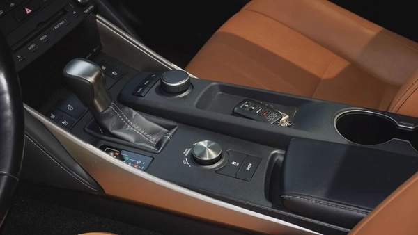 لكزس is300 موديل 2020 وارد امريكي