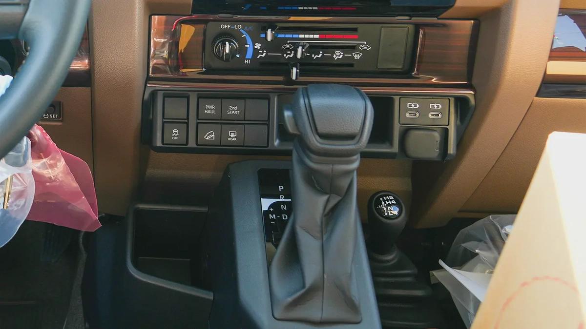 TOYOTA LANDCRUISER LC76 4.0L PETROL A/T full option-10-10
