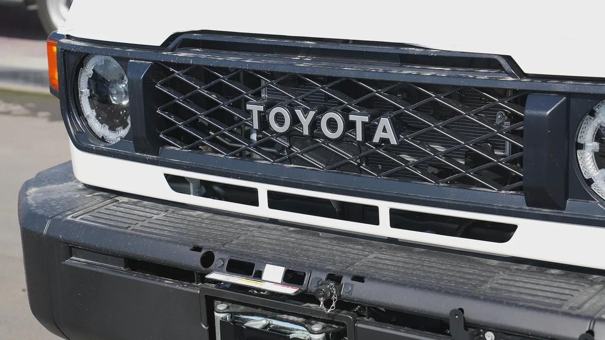 TOYOTA LANDCRUISER LC76 4.0L PETROL A/T full option-15-15