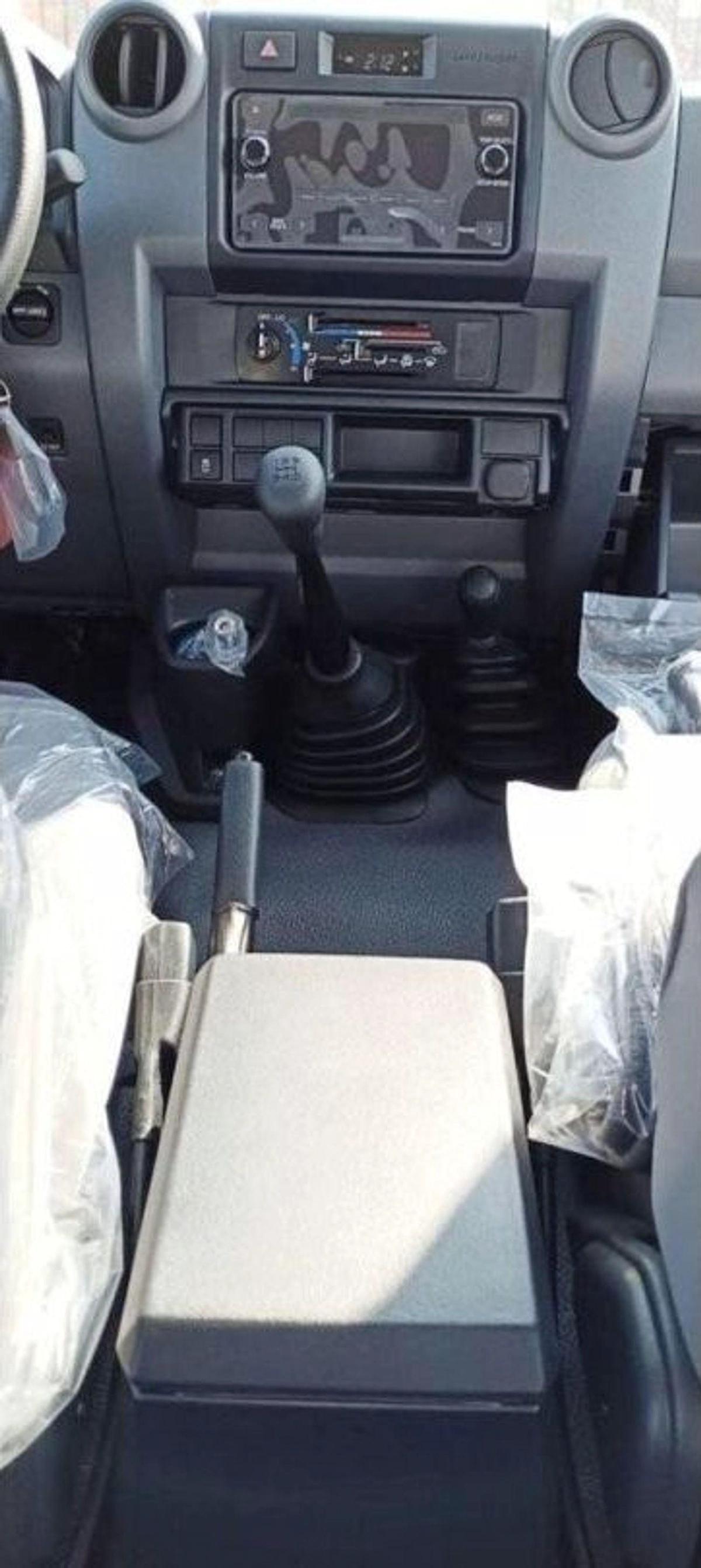 Toyota Land Cruiser Pick Up TOYOTA LAND CRUISER LC79 4.2L V6-7-7