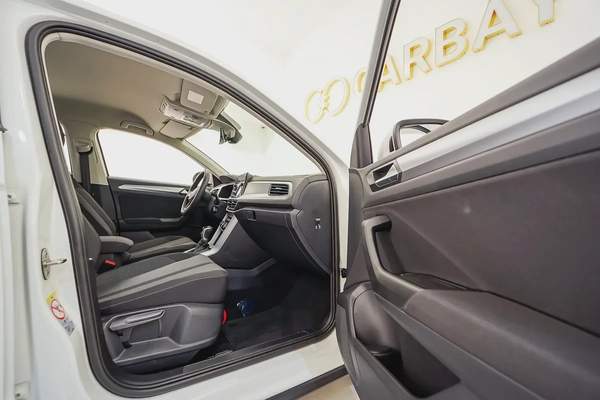 AED 1237 PM | VW T-ROC 2024 | UNDER 3 YEAR AGENCY WARRANTY & SERVICE CONTRACT | LOW KMS | GCC