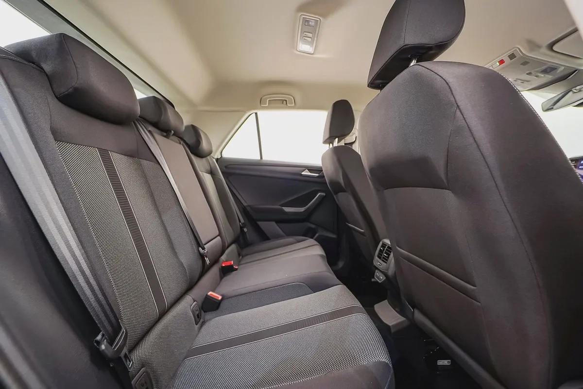 AED 1237 PM | VW T-ROC 2024 | UNDER 3 YEAR AGENCY WARRANTY & SERVICE CONTRACT | LOW KMS | GCC-16-16