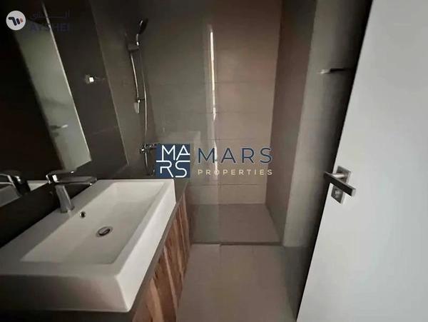 Elegant One-Bedroom Apartment with Stunning Views, No Balcony: Modern Design, Prime Location