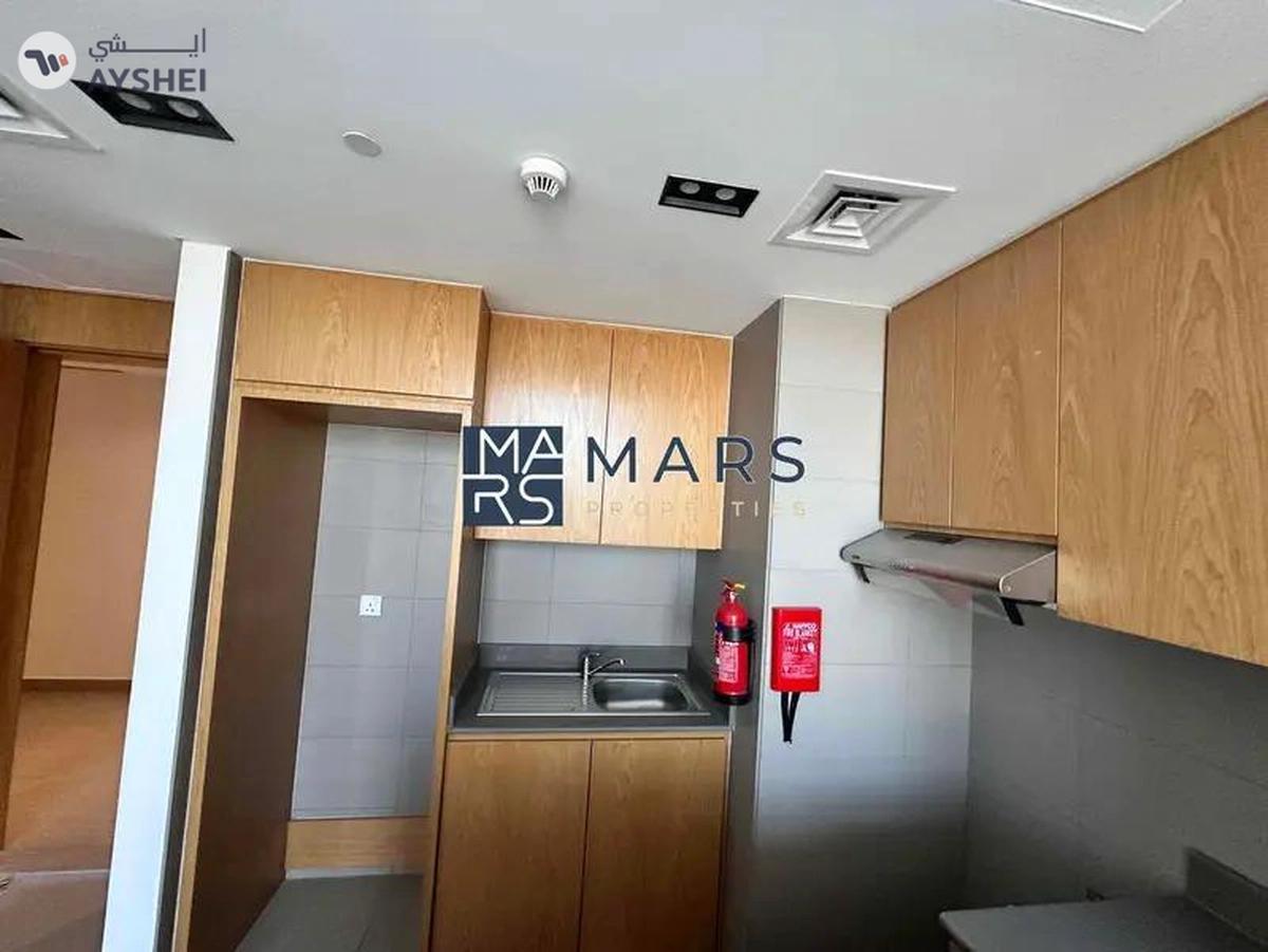 Elegant One-Bedroom Apartment with Stunning Views, No Balcony: Modern Design, Prime Location-5-5