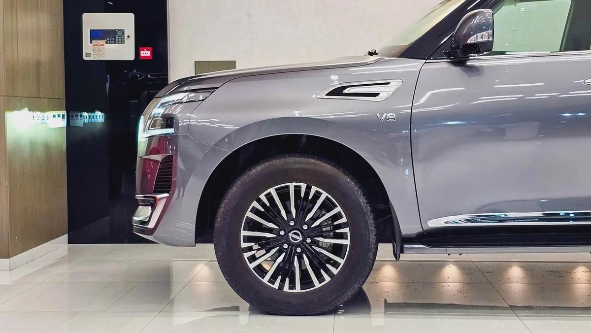 NISSAN - PATROL - LE PLATINUM - V 8 - 2024 MODEL - GCC SPECS - 18000KM - GREY COLOR-18-18