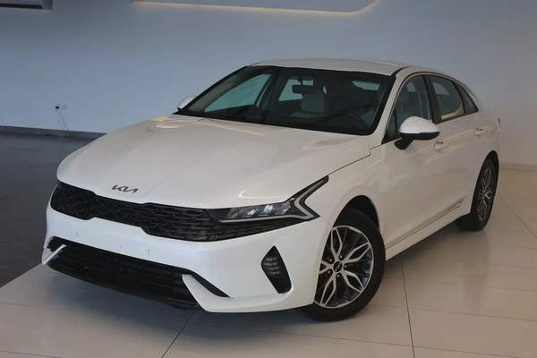 KIA K5 BASE - GCC SPECS - UNDER WARRANTY - FULL SERVICE HISTORY - ACCIDENT FREE - EXCELENT CONDITION