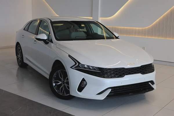 KIA K5 BASE - GCC SPECS - UNDER WARRANTY - FULL SERVICE HISTORY - ACCIDENT FREE - EXCELENT CONDITION