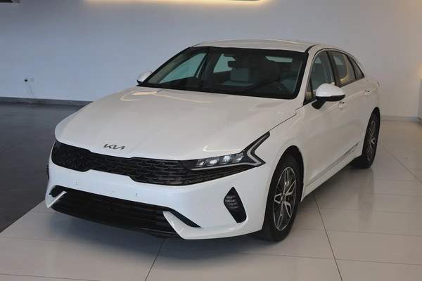 KIA K5 BASE - GCC SPECS - UNDER WARRANTY - FULL SERVICE HISTORY - ACCIDENT FREE - EXCELENT CONDITION