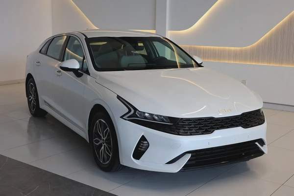 KIA K5 BASE - GCC SPECS - UNDER WARRANTY - FULL SERVICE HISTORY - ACCIDENT FREE - EXCELENT CONDITION