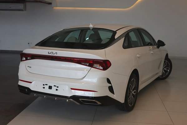 KIA K5 BASE - GCC SPECS - UNDER WARRANTY - FULL SERVICE HISTORY - ACCIDENT FREE - EXCELENT CONDITION