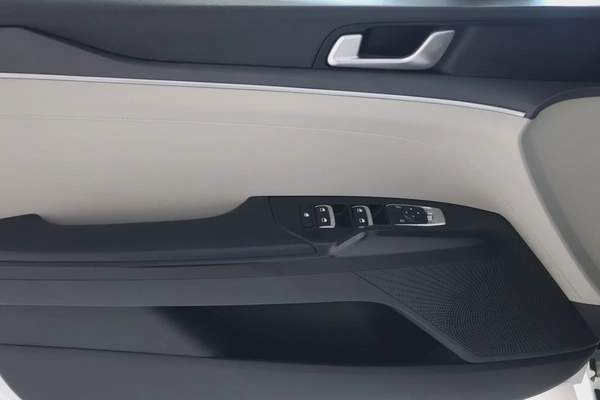 KIA K5 BASE - GCC SPECS - UNDER WARRANTY - FULL SERVICE HISTORY - ACCIDENT FREE - EXCELENT CONDITION