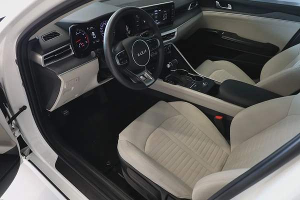 KIA K5 BASE - GCC SPECS - UNDER WARRANTY - FULL SERVICE HISTORY - ACCIDENT FREE - EXCELENT CONDITION