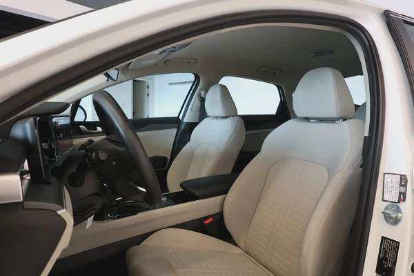 KIA K5 BASE - GCC SPECS - UNDER WARRANTY - FULL SERVICE HISTORY - ACCIDENT FREE - EXCELENT CONDITION