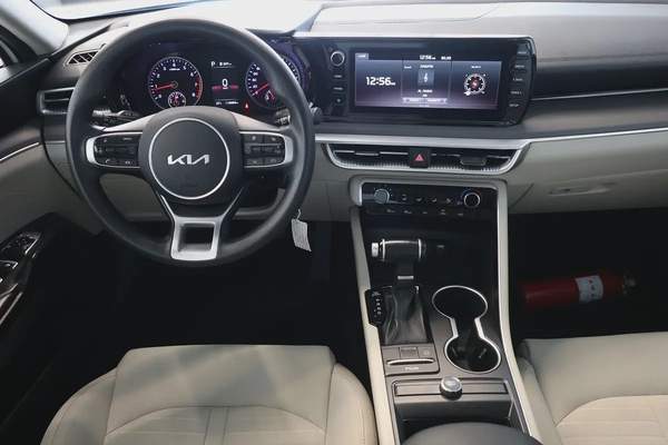 KIA K5 BASE - GCC SPECS - UNDER WARRANTY - FULL SERVICE HISTORY - ACCIDENT FREE - EXCELENT CONDITION